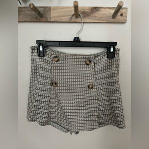 Altar’d State skort in houndstooth pattern, with blue and browns. Made in USA.
